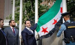 الشيباني يرفع علم سوريا أمام مبنى الأمم المتحدة في نيويورك